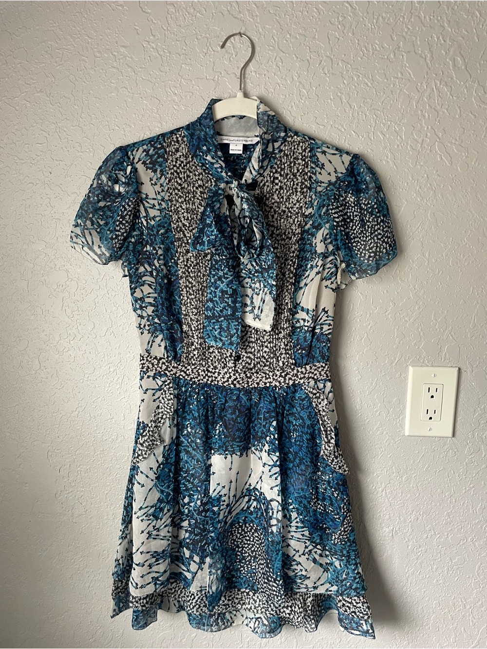 Diane Von Furstenberg Marisa Silk Blue Printed Tie-Neck Mini Dress Size 0